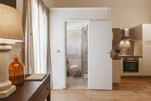 Vista del bagno con doccia dalla zona giorno, accanto alla cucina