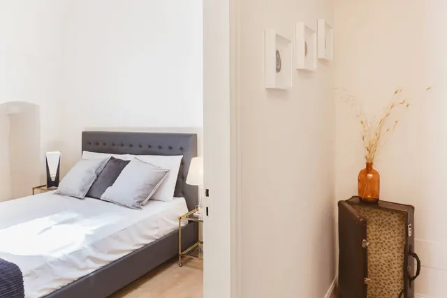 Camera da letto luminosa con letto matrimoniale