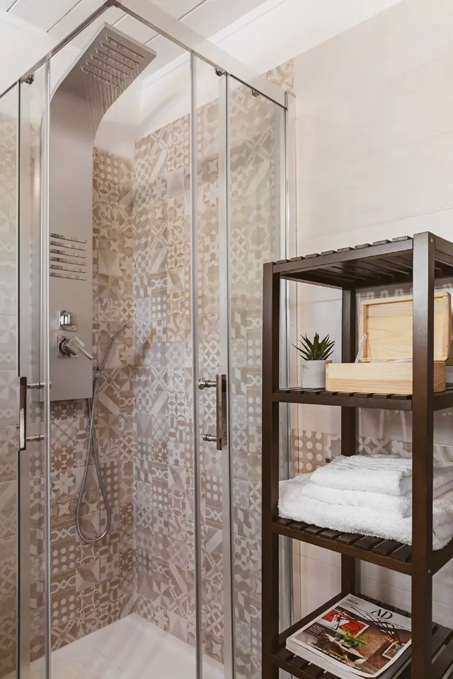 Doccia e dettagli in pietra del bagno