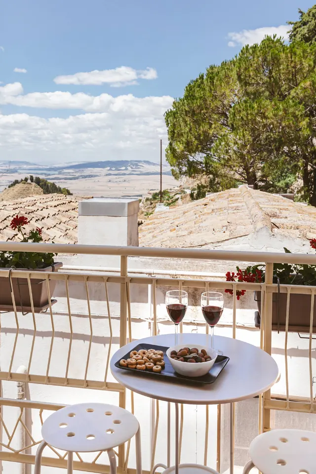 Balconcino con tavolino e sedie affacciato sul paesaggio