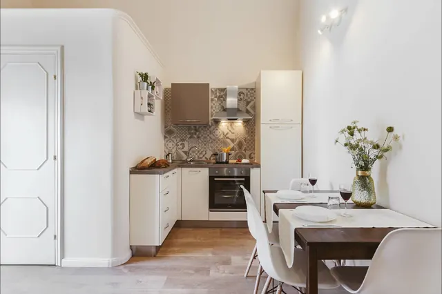 Cucina attrezzata con zona pranzo e tavolo per quattro