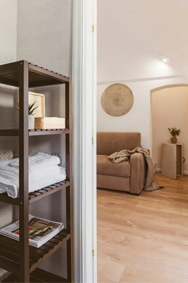 Mensola con asciugamani nel bagno e vista sul soggiorno