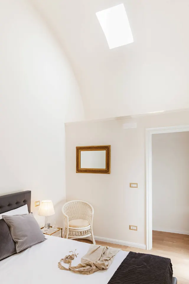 Arco bianco che incornicia la vista della camera da letto
